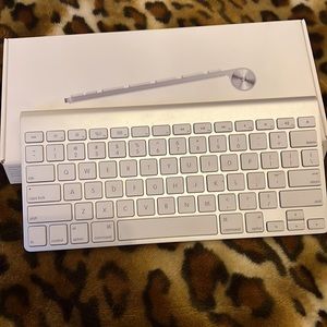 Apple Wireless Keyboard (like new)